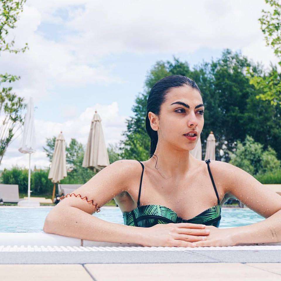 Giulia Salemi in piscina